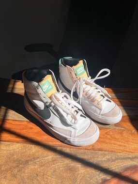 Nike Mid-Top Sneakers White Black Pale Pink with Mint Tongue Tag